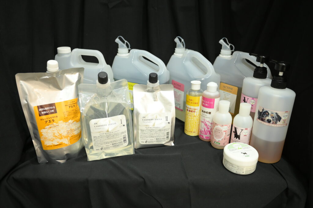 春日部トリミングサロン「ドッグサロン キューテスト」取り揃えているシャンプー剤の数々